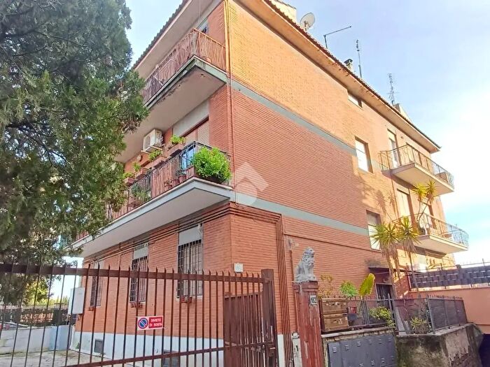 Appartamento trilocale in vendita in Via Francesco di Benedetto, Roma