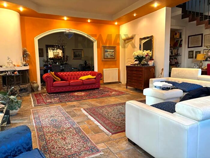 Casa con 7 locali in vendita in Via Norma, Valverde