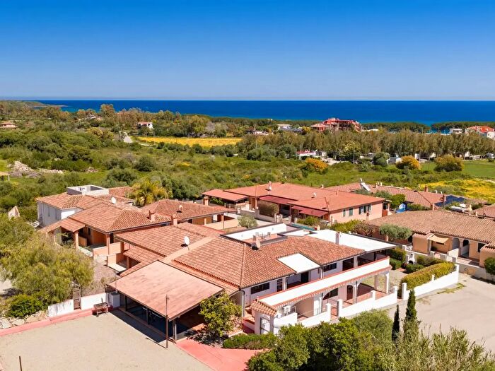 Casa con 9 locali in vendita in Bari Sardo