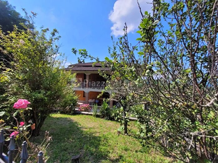 Casa con 8 locali in vendita in Via San Pietro, Carpineti