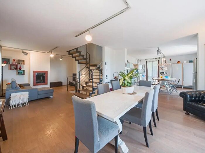 Casa con 8 locali in vendita in Capannoli