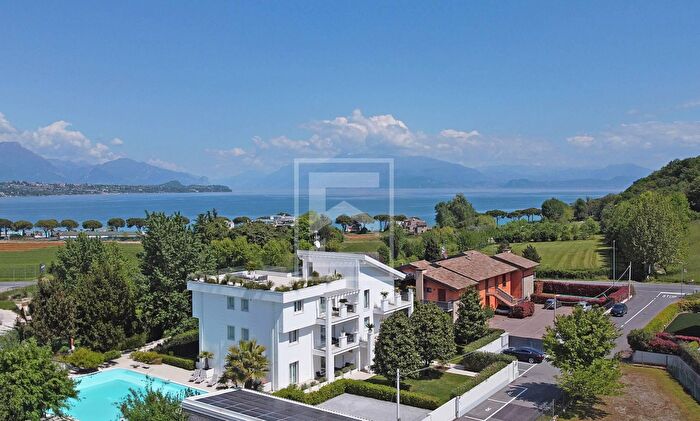 Casa con 20 locali in vendita in Via Vo', Desenzano Del Garda