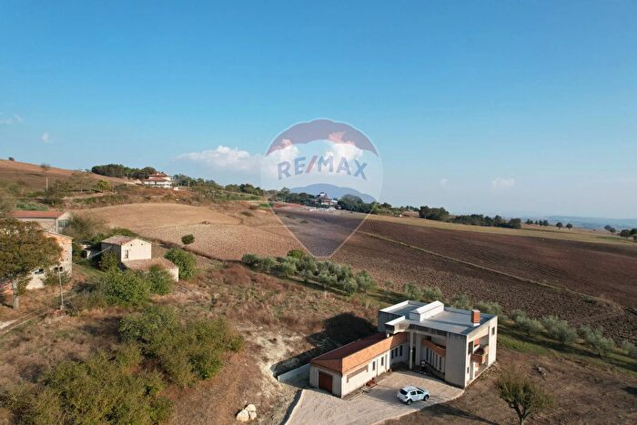 Casa con 9 locali in vendita in Circello