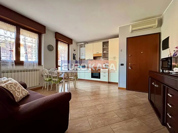 Appartamento bilocale in vendita in Via Giosue' Carducci, Bonate Sopra