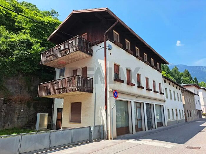 Casa con 8 locali in vendita in Lamon