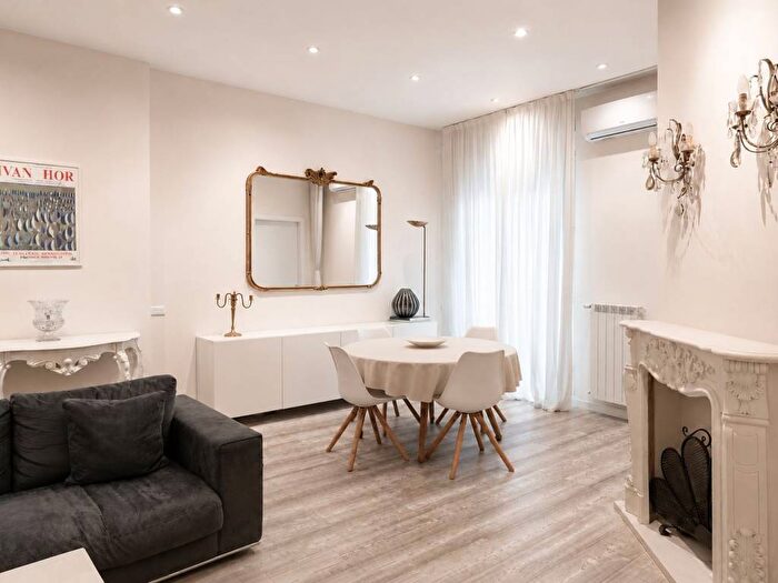 Appartamento trilocale in affitto in Via Carlo Farini, Isola, Milano