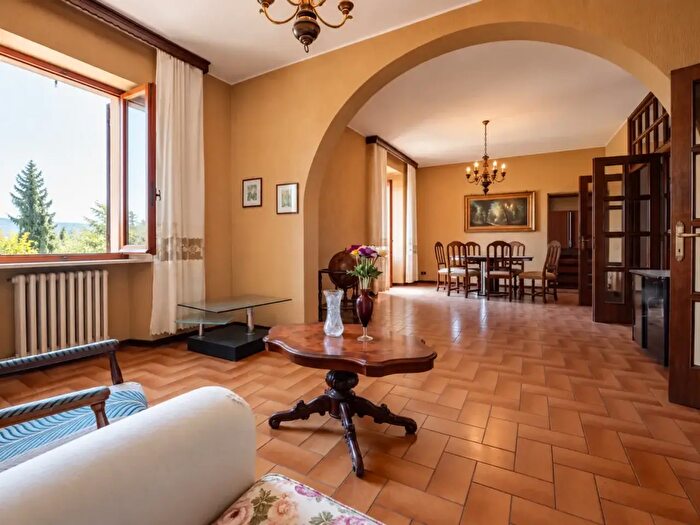 Appartamento con 9 locali in vendita in Via Roma, Asciano