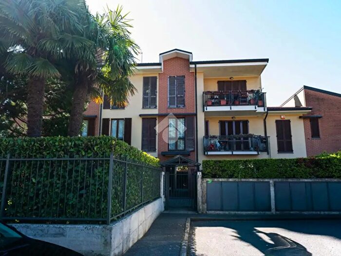 Appartamento trilocale in vendita in Via Guglielmo Oberdan, Arosio