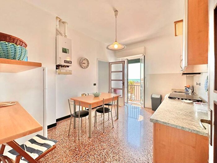 Appartamento trilocale in affitto in Vico Mendaro, Varigotti, Finale Ligure