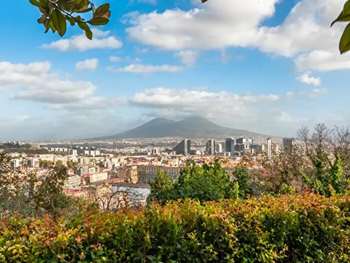 Appartamento con 5 locali in vendita in Salita Moiariello a Capodimonte, Napoli