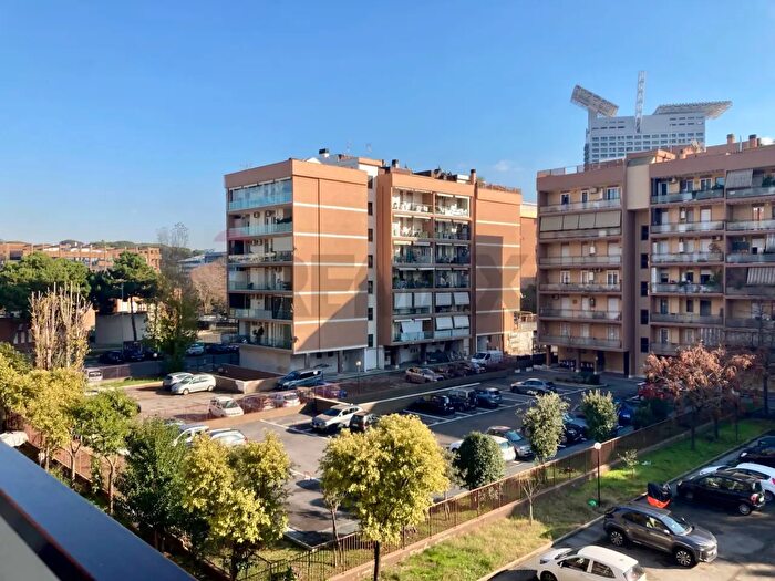 Appartamento trilocale in vendita in Via Lione, Roma