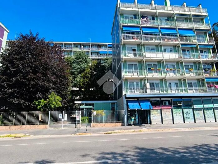 Appartamento trilocale in affitto in Via Policarpo Petrocchi, Milano