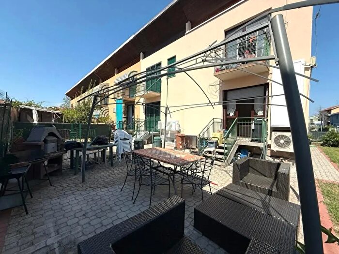 Casa quadrilocale in vendita in Via Giotto, Trecate