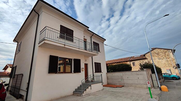 Casa quadrilocale in vendita in Via Genova, Vigolzone