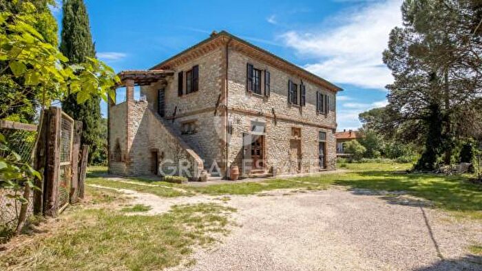 Casa con 6 locali in vendita in Castiglione Del Lago