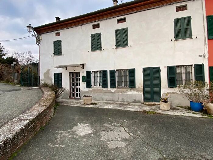 Casa con 7 locali in vendita in Piazza Milite Ignoto, Montecastello