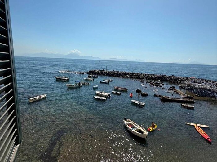Casa con 6 locali in affitto in Marechiaro, Napoli