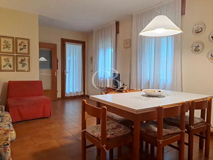 Appartamento trilocale in affitto in Via U Foscolo, San Pietro In Gu