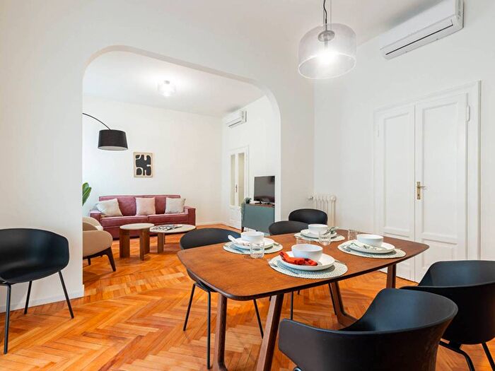 Appartamento trilocale in affitto in Via Curtatone, Quadronno Crocetta, Milano