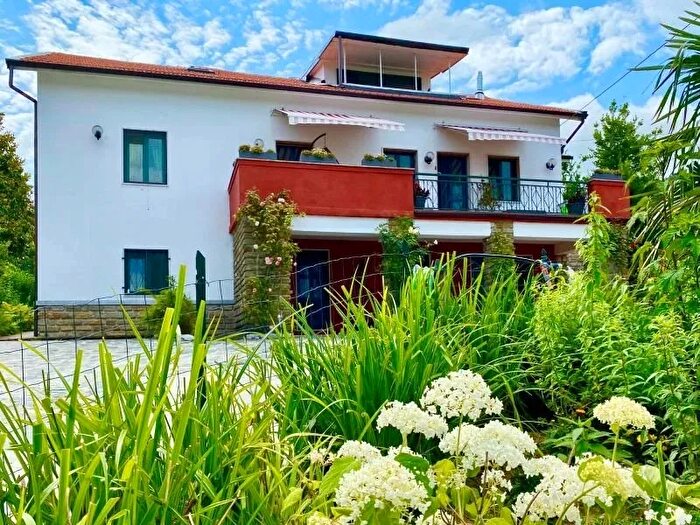 Casa con 5 locali in vendita in Perletto