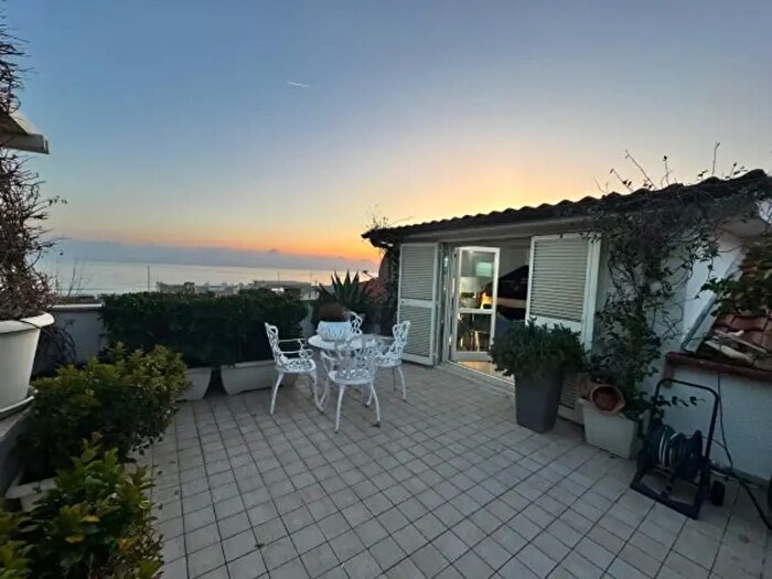 Appartamento trilocale in vendita in Lungomare Pyrgi, Santa Marinella
