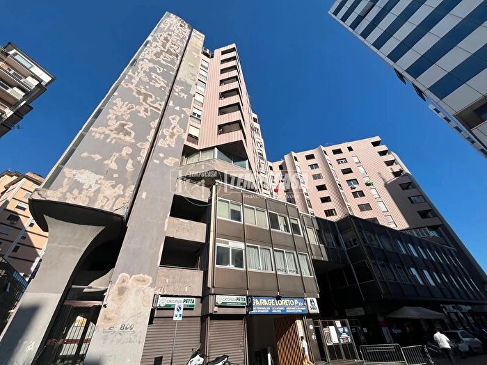 Appartamento trilocale in vendita in Via Amerigo Vespucci, Napoli