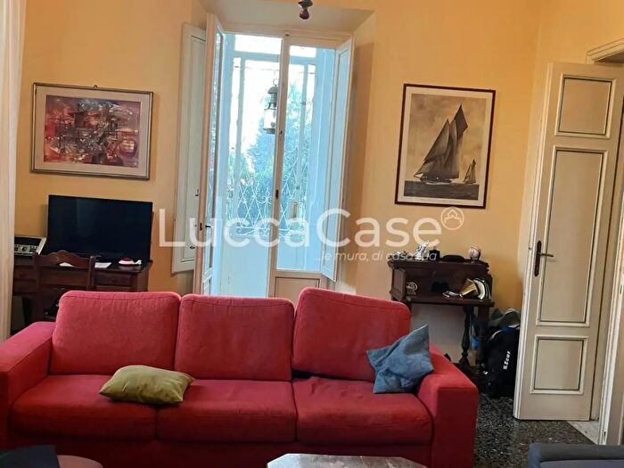 Casa con 8 locali in vendita in Lucca