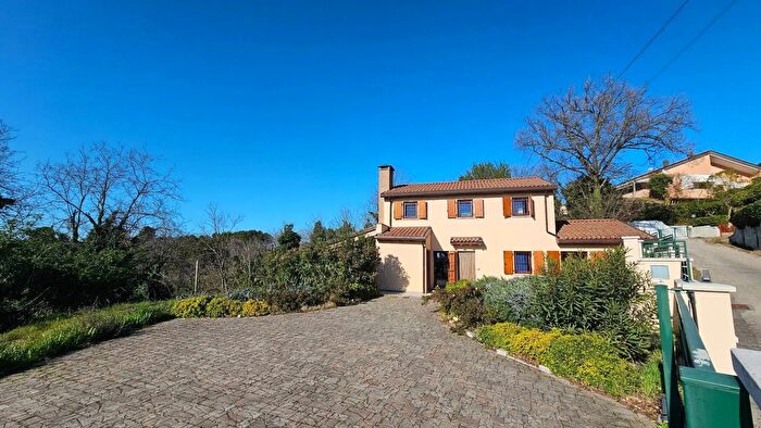 Casa con 7 locali in vendita in Gabicce Mare