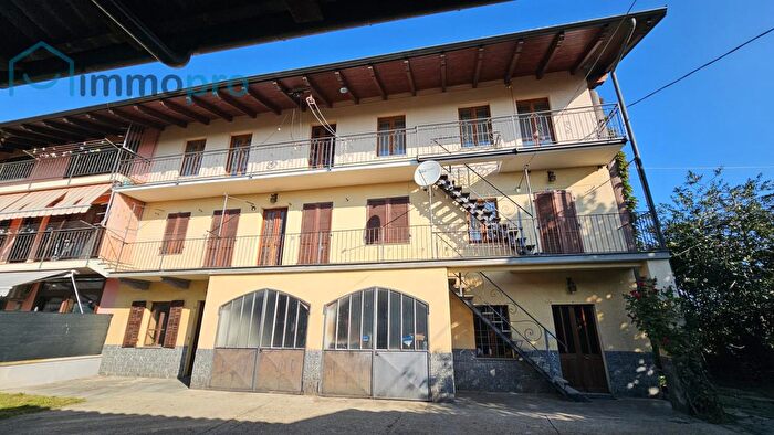 Casa con 9 locali in vendita in Ciconio