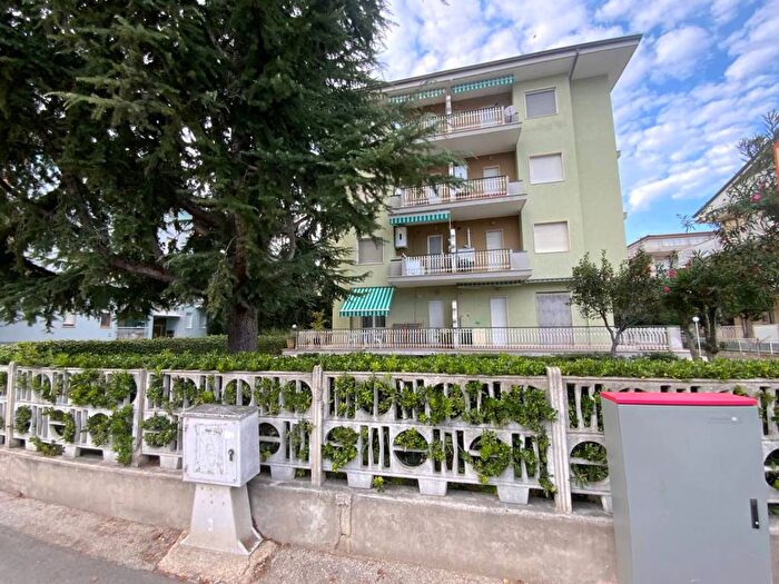 Appartamento trilocale in affitto in Via Trieste, Lungomare Marconi, Alba Adriatica