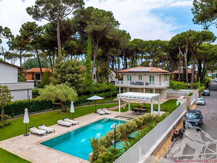 Casa con 6 locali in affitto in Vittoria Apuana, Forte dei Marmi