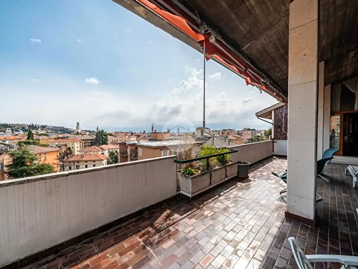 Appartamento con 6 locali in vendita in Via Ciro Menotti, Verona