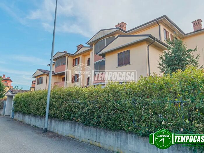 Appartamento trilocale in vendita in Via G Deledda, Certosa Di Pavia