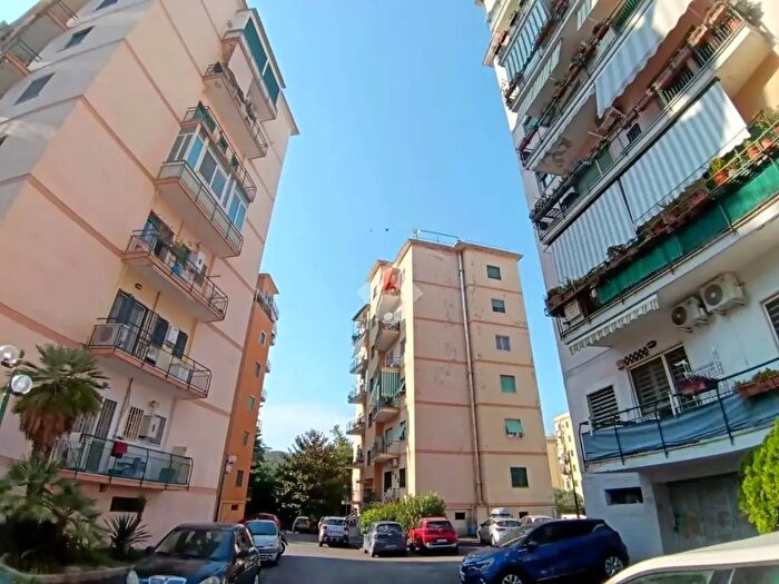 Appartamento quadrilocale in vendita in Vico delle Trone, Napoli