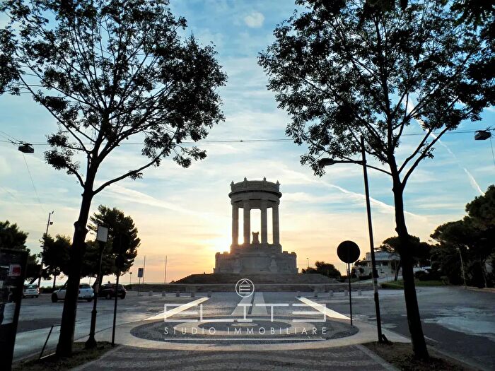 Appartamento con 5 locali in vendita in Viale della Vittoria, Ancona