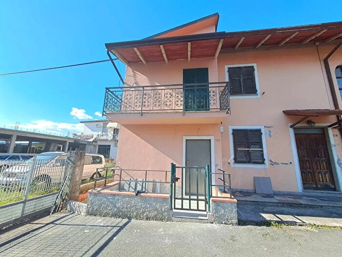 Appartamento quadrilocale in vendita in Via Aurelia, Luni