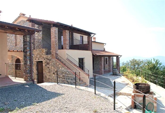 Casa con 18 locali in vendita in Villafranca In Lunigiana