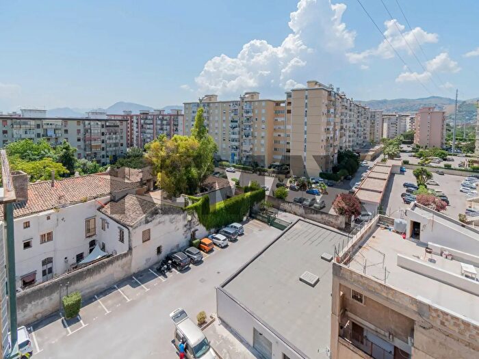 Appartamento trilocale in vendita in Via Parrini a, Palermo