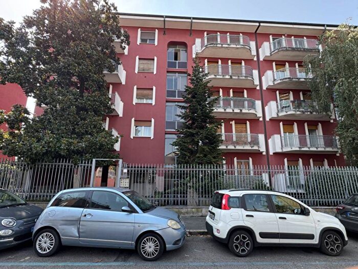 Appartamento trilocale in affitto in Via Carlo Armellini, Affori, Milano