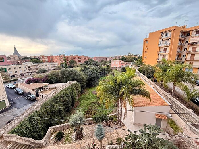 Appartamento quadrilocale in vendita in Piazzale Medaglia dOro Carmelo Ganci, Siracusa