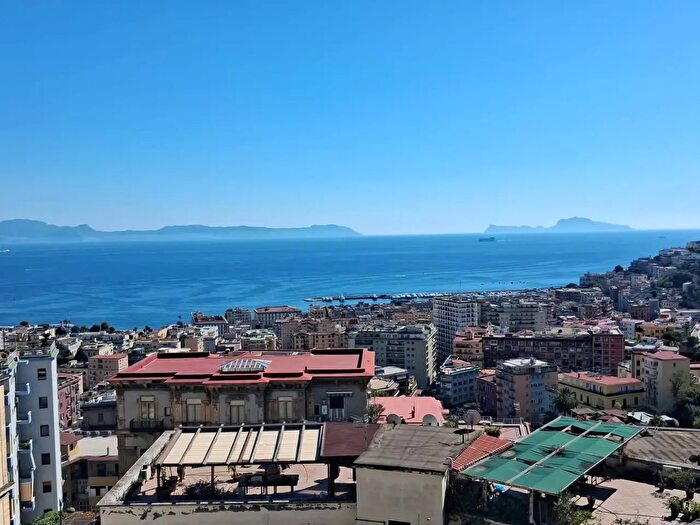 Appartamento con 5 locali in affitto in Via Aniello Falcone Snc, Napoli