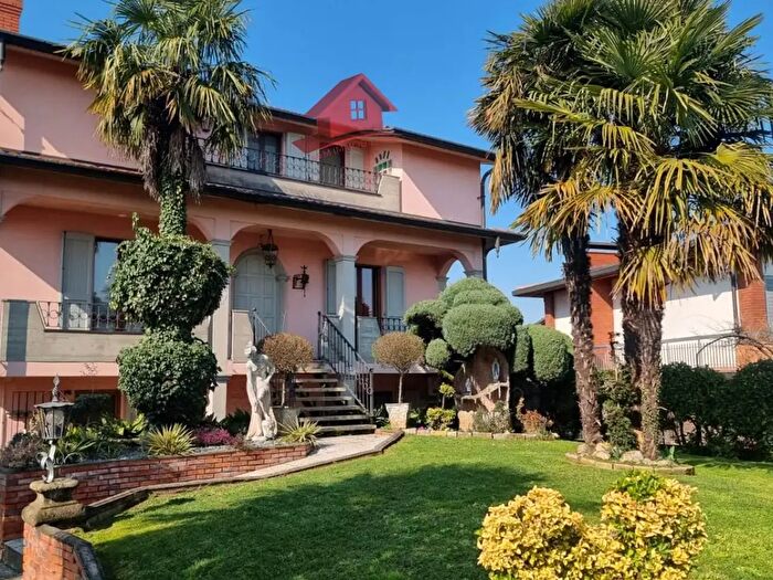 Casa con 10 locali in vendita in Brembate