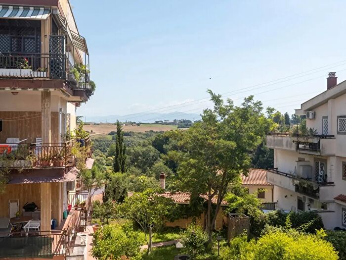 Appartamento trilocale in vendita in Vicolo Veientano, Roma