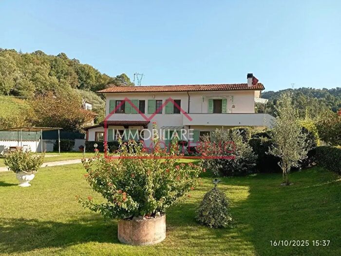 Casa con 8 locali in vendita in Marignana Lu, Camaiore