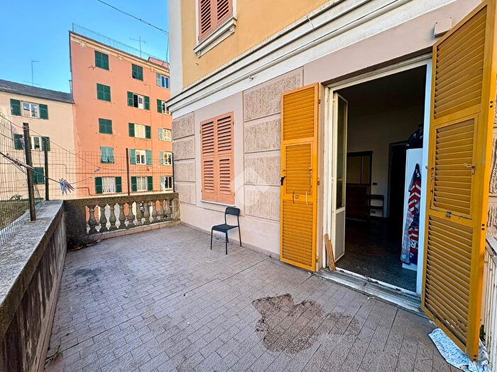 Appartamento con 8 locali in vendita in Via Cornigliano, Genova