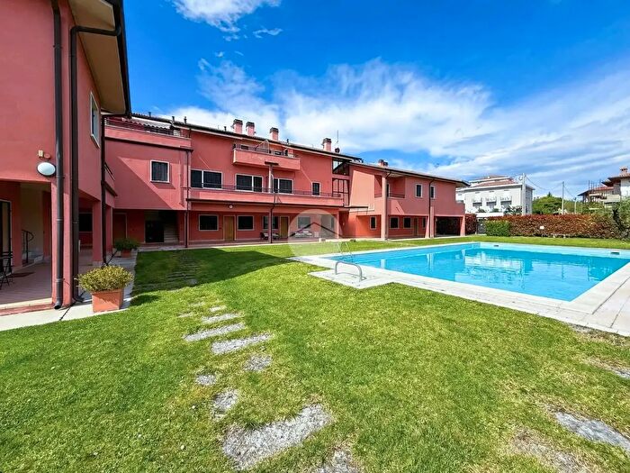 Appartamento trilocale in vendita in Via Alessandro Volta, Bardolino