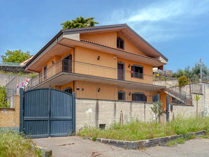 Casa con 7 locali in vendita in Via Tremonti, Pedara