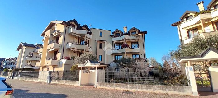 Appartamento trilocale in vendita in Via Arno, Ferno