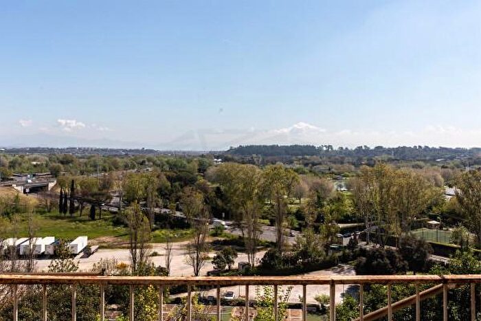 Appartamento con 6 locali in vendita in Via Vincenzo Tiberio, Roma