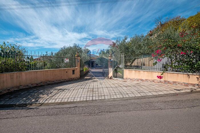Casa quadrilocale in vendita in Via Manfredi Modica, Caltagirone